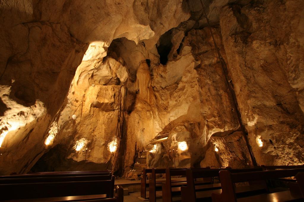Capricorn Caves Hotell Rockhampton Exteriör bild